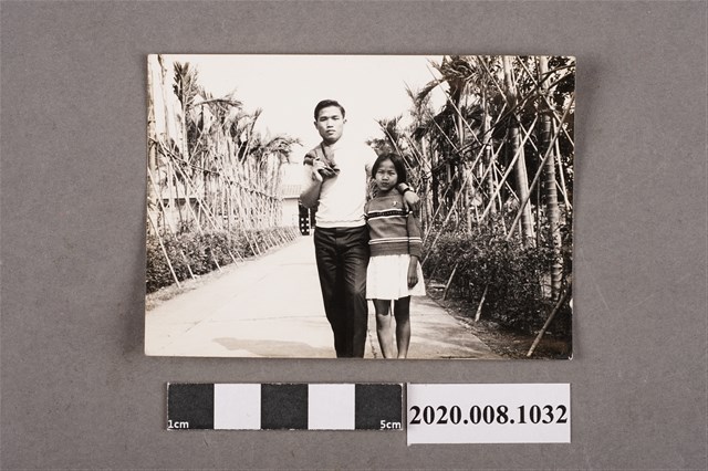 男子與女童合照 (共2張)