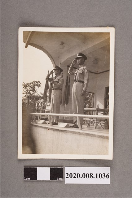 2名男子敬禮照 (共2張)