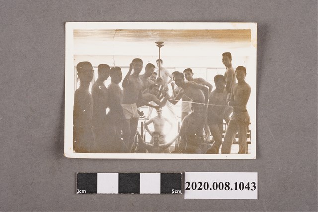 多名男子合照 (共2張)