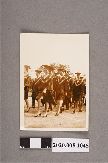 男女著畢業服走路一景 (共2張)