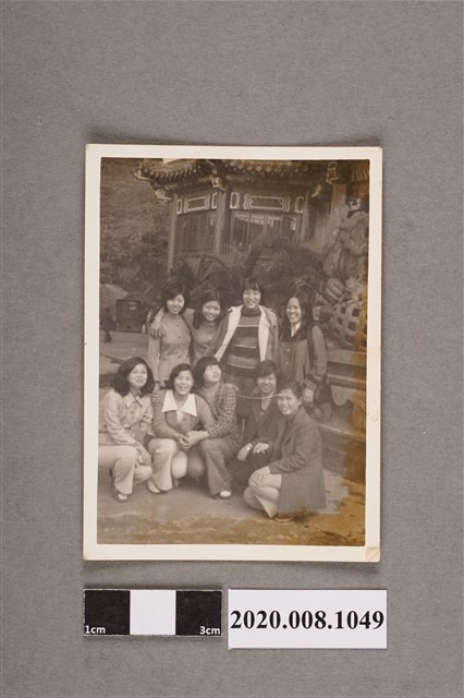 9名女子合照 (共2張)