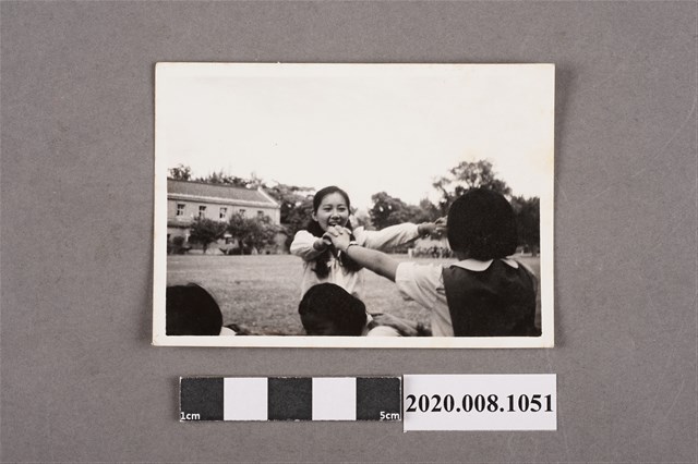 女子玩樂一景 (共2張)