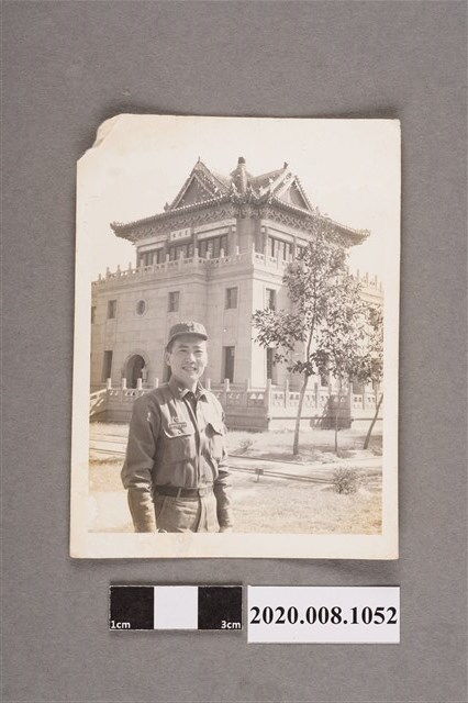 男子於建築前一景 (共2張)