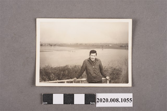 男子獨照 (共2張)