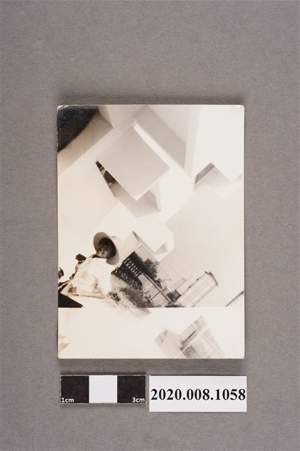 女子於建築前獨照 (共2張)