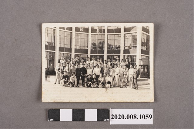 多名男女於建築前合照 (共2張)