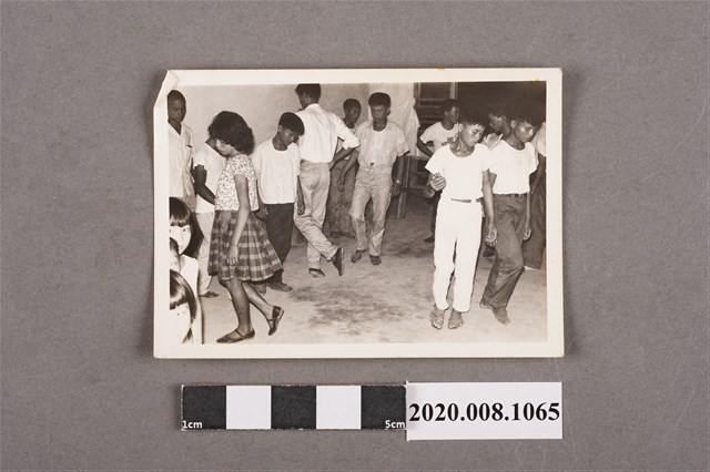 男女聚會一景 (共2張)