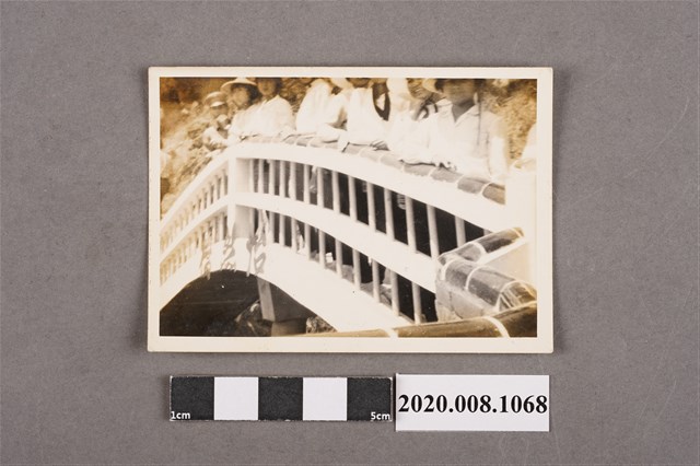 多名男女於橋上合照 (共2張)