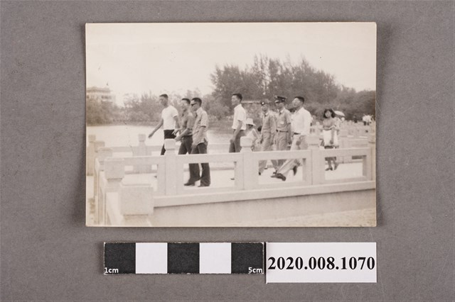 多名男子一景 (共2張)