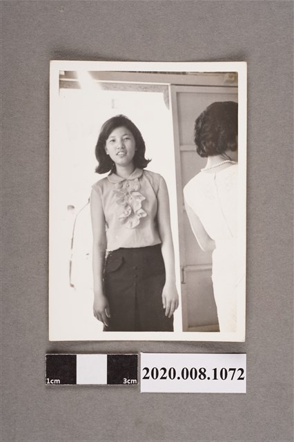 女子獨照 (共2張)