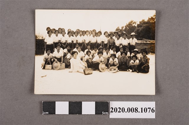 女童於靈山廟前團體照 (共2張)