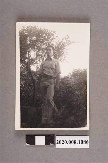 男子獨照 (共2張)