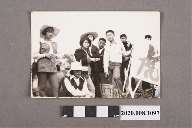 多名男女合照 (共2張)