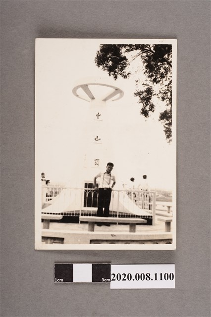 男子於中山崗標誌前獨照 (共2張)