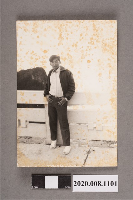 男子於圍牆旁獨照 (共2張)