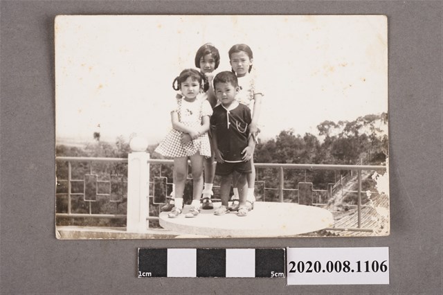 4名孩童站於石桌上合照 (共2張)