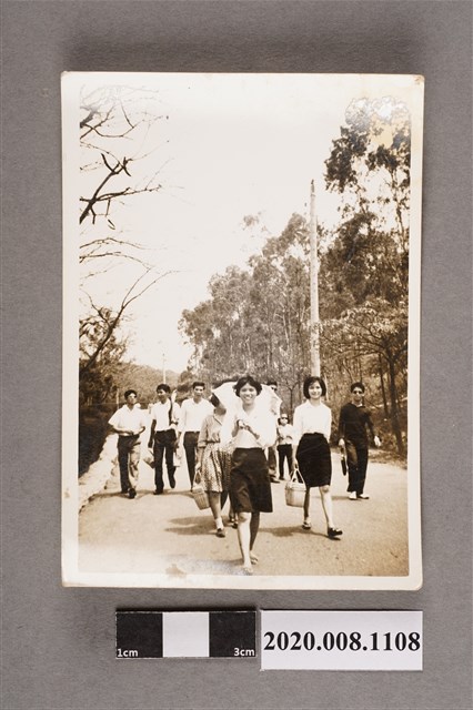 多人行進中合照 (共2張)