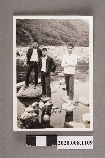 3名男子站於石上合照 (共2張)