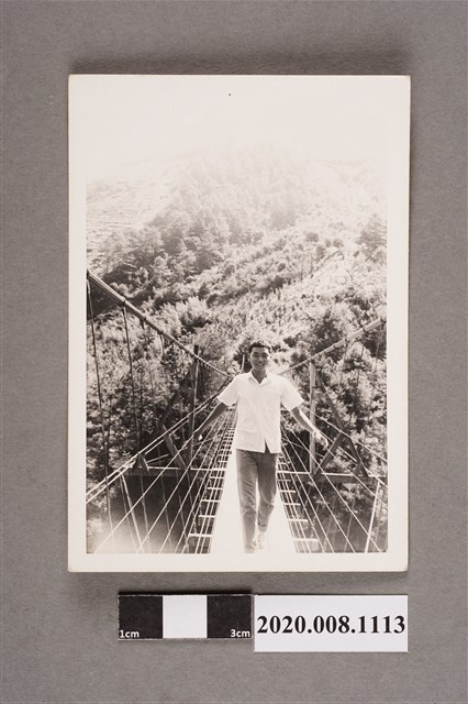 男子於吊橋上獨照 (共2張)