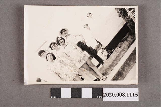 多人於階梯上合照 (共2張)