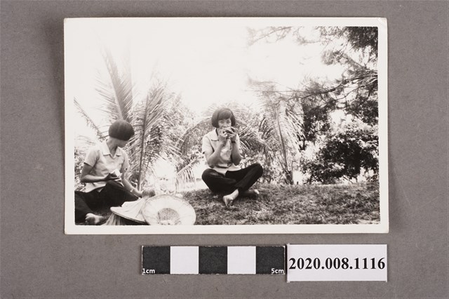 2名女子吃西瓜合照 (共2張)