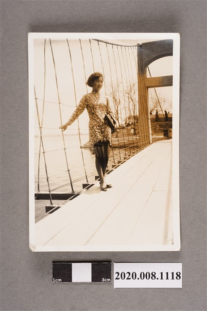 女子於吊橋上獨照 (共2張)