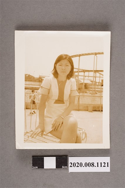 女子坐於椅上獨照 (共2張)