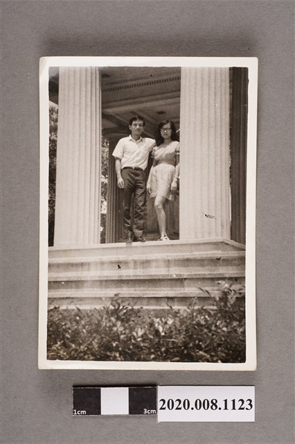 1對男女於柱旁合照 (共2張)