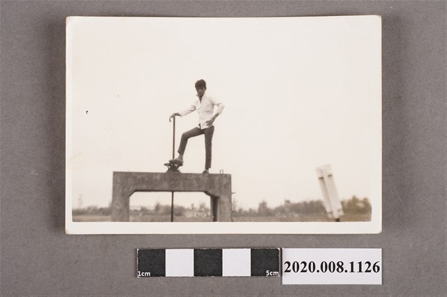 男子站於水閘門獨照 (共2張)