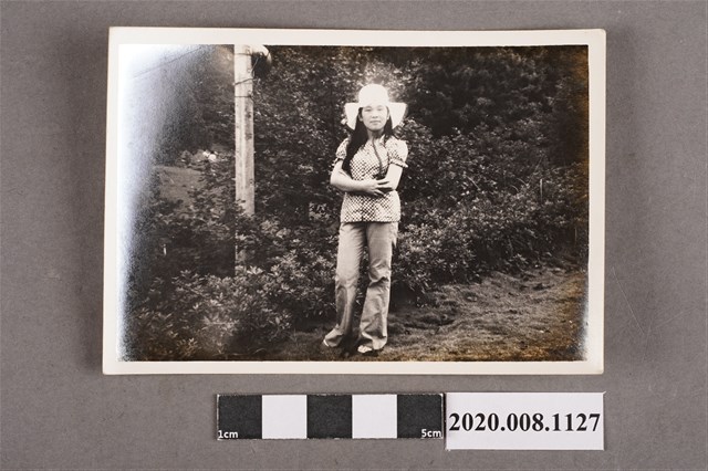 女子於電線桿旁獨照 (共2張)