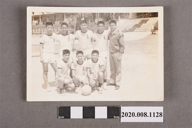 多名男子與足球合照 (共2張)