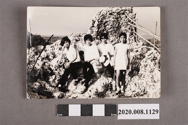 4名女子於礁岩旁合照 (共2張)