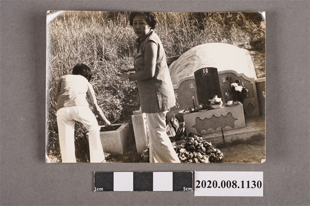 2名女子於墓前合照 (共2張)