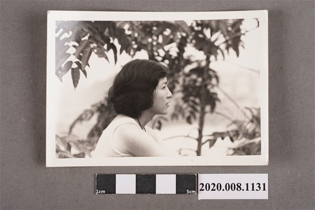 女子側面獨照 (共2張)