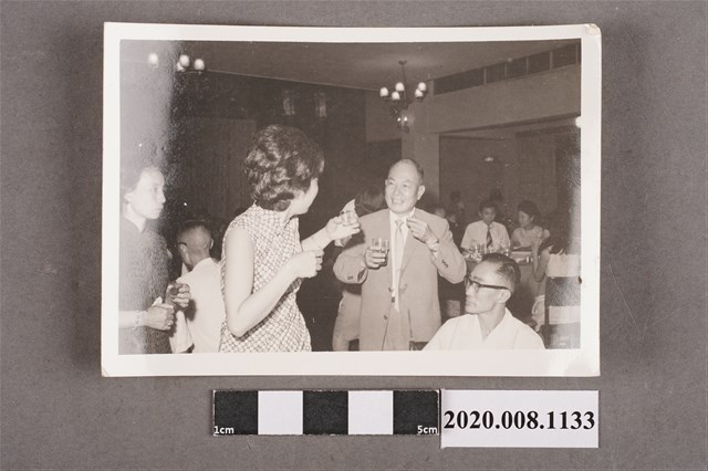 與女子敬酒合照 (共2張)