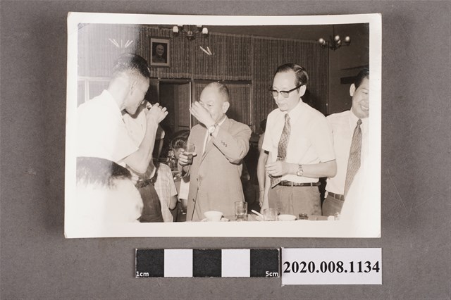 與男子敬酒合照 (共2張)