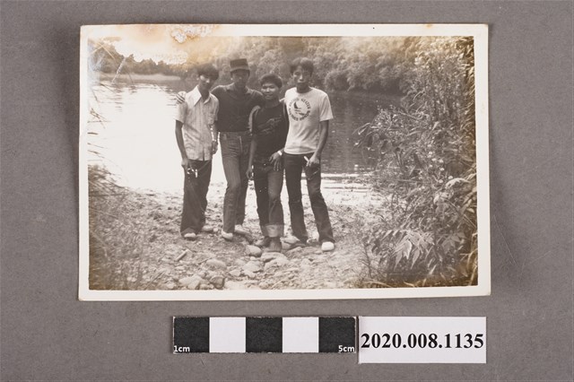 4名男子於湖畔合照 (共2張)