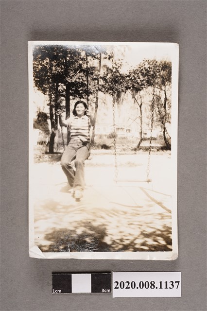 女子盪鞦韆獨照 (共2張)