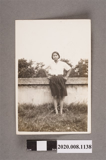 女子於圍牆旁獨照 (共2張)