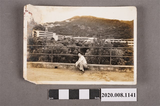 男子蹲姿獨照 (共2張)