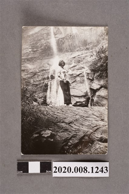 女子於瀑布旁獨照 (共2張)