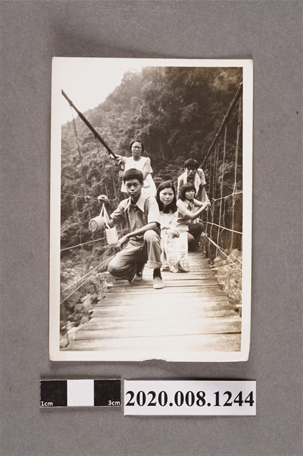 多人於吊橋上合照 (共2張)