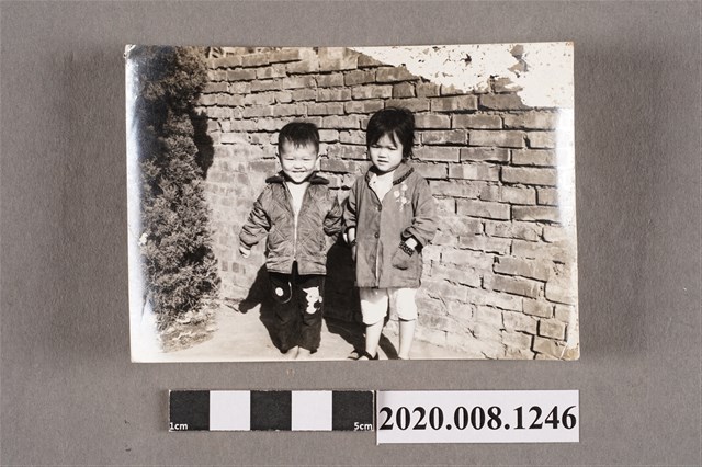 2名小孩於牆邊合照 (共2張)