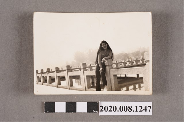 女子於橋上獨照 (共2張)