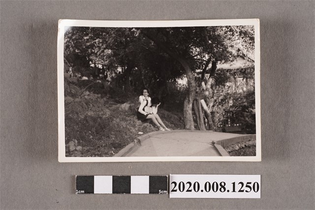 2名女子於路旁合照 (共2張)