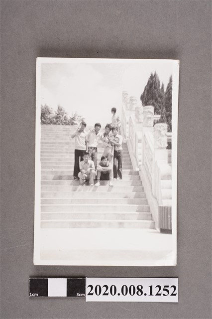 多名男子於石階上合照 (共2張)