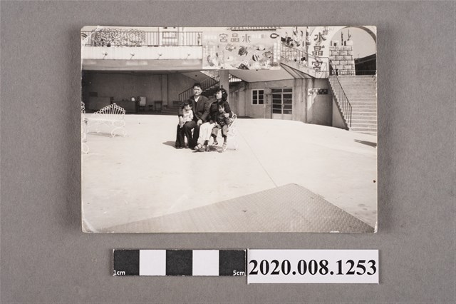 家庭於水晶宮旁合照 (共2張)