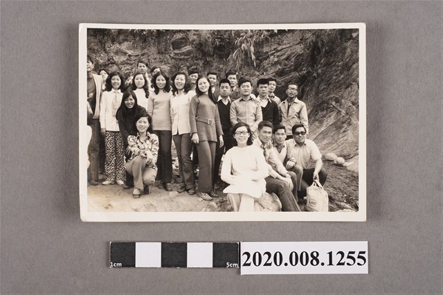 團體於石壁邊合照 (共2張)