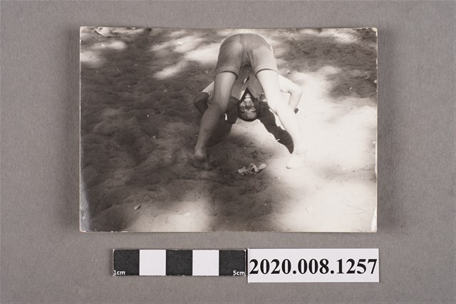 男子做體操獨照 (共2張)