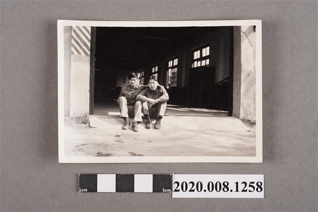 2名男子坐於地上合照 (共2張)